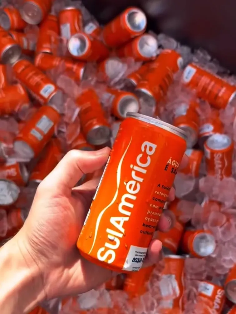 Lata laranja personalizada da SulAmérica no gelo