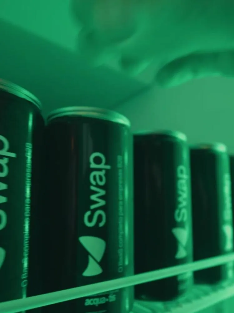 Latas pretas personalizadas da Swap dentro de uma geladeira com luz verde