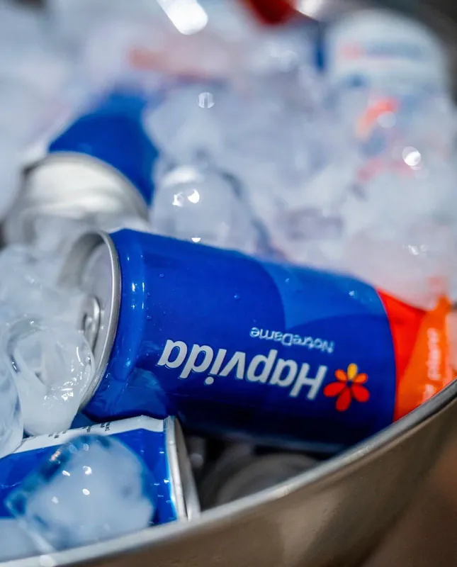 Latas personalizadas da Hapvida no gelo
