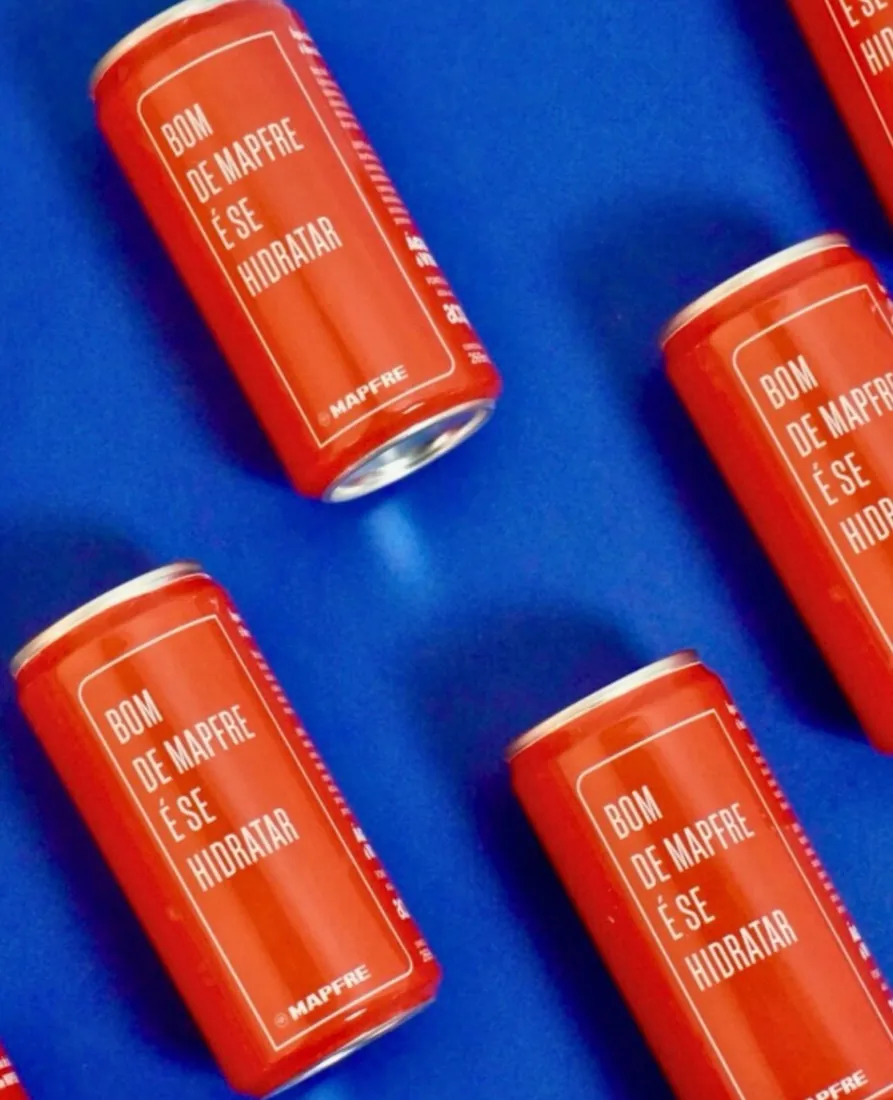Latas laranja personalizadas da Mapfre com a frase Bom de Mapfre é se hidratar