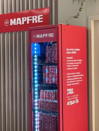 Geladeira vermelha personalizada da Mapfre, com LED e latas da marca